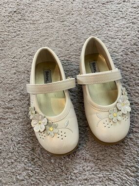 NWOB Rachel Kids Cream Floral Mary Jane Dress Shoes